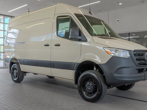 Used 2025 Mercedes-Benz Sprinter 2500 image 11