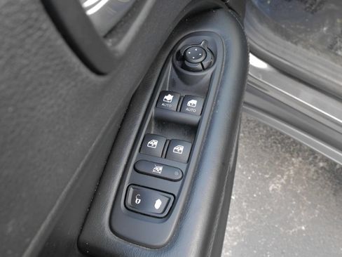 Used 2019 Jeep Compass Latitude FWD image 20