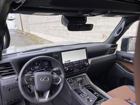 Used 2025 Lexus GX 550 w/ Accessory Package (Z1) image 17