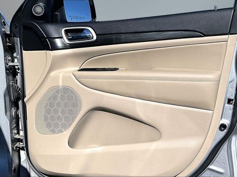 Used 2021 Jeep Grand Cherokee Laredo image 28