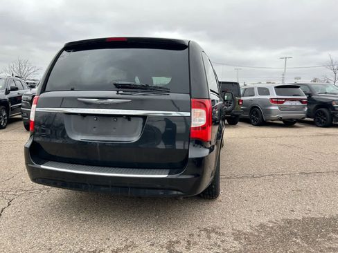 Used 2013 Chrysler Town & Country Touring image 21