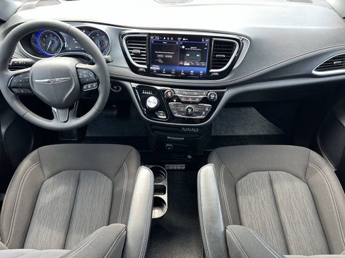 Used 2024 Chrysler Pacifica Touring FWD image 15
