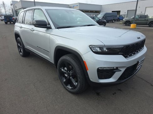 Used 2025 Jeep Grand Cherokee Limited w/ Luxury Tech Group II image 7