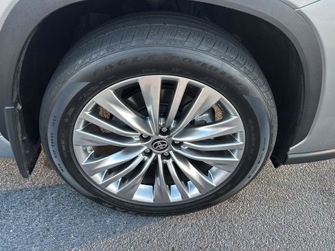 Used 2024 Toyota Highlander Platinum image 38