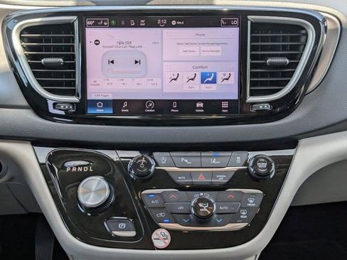 Used 2024 Chrysler Pacifica Touring-L FWD image 17