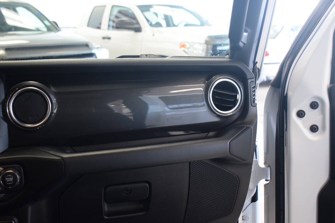 Used 2020 Jeep Wrangler Unlimited Sahara AWD/4WD image 24