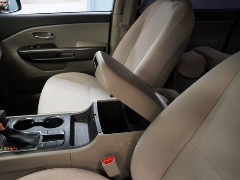 Used 2019 Kia Sedona L image 9