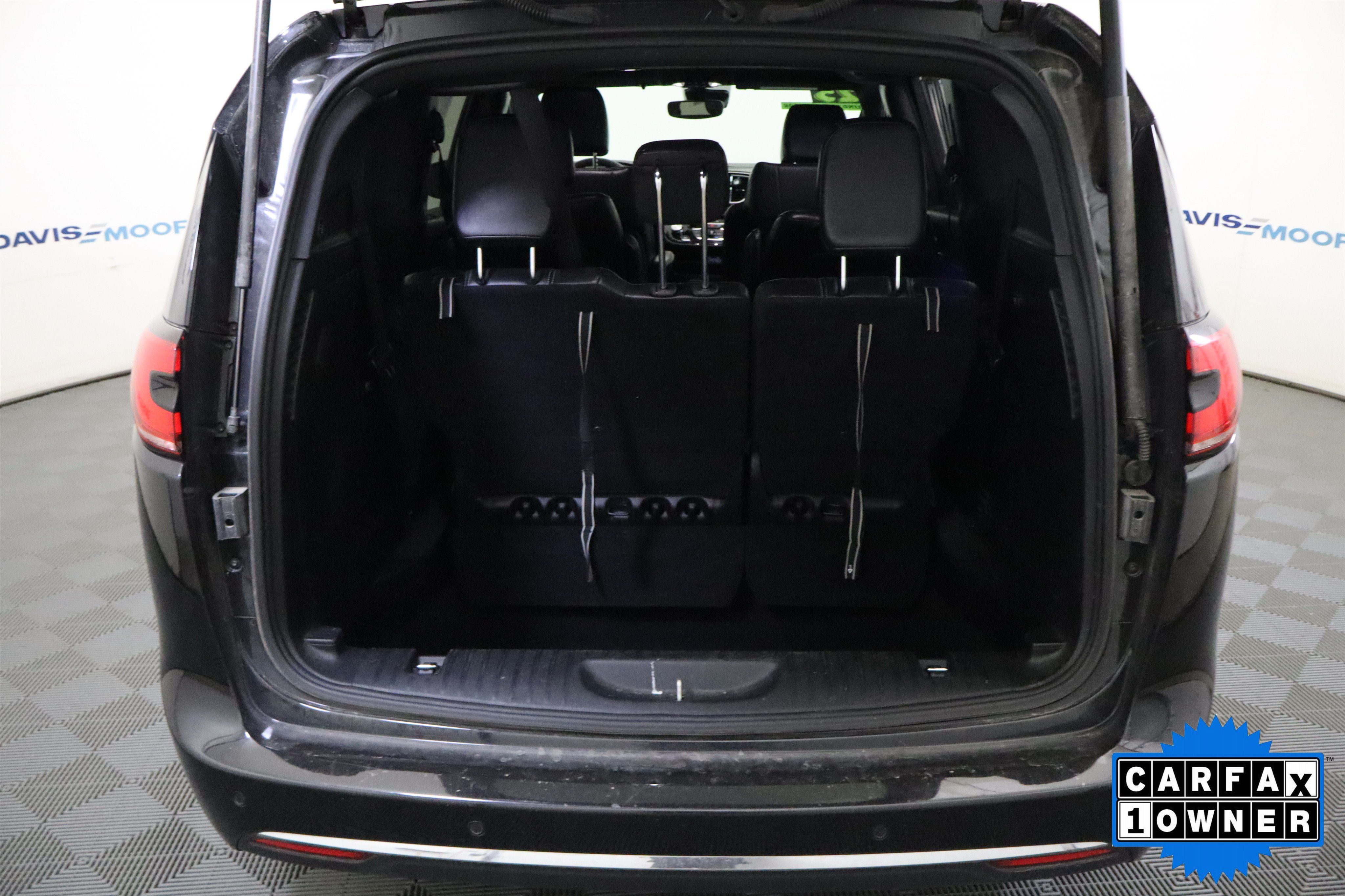 Used 2025 Chrysler Pacifica Select FWD image 9