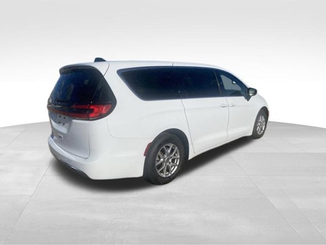 Used 2025 Chrysler Pacifica Select FWD image 4