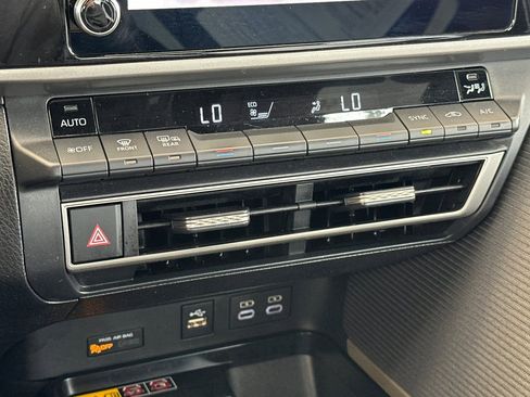 Used 2025 Toyota Camry SE image 19