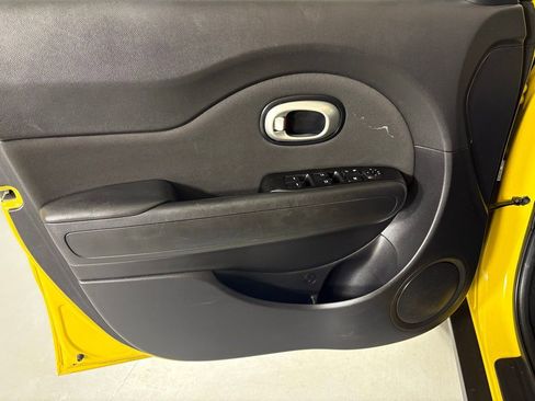 Used 2016 Kia Soul + image 13