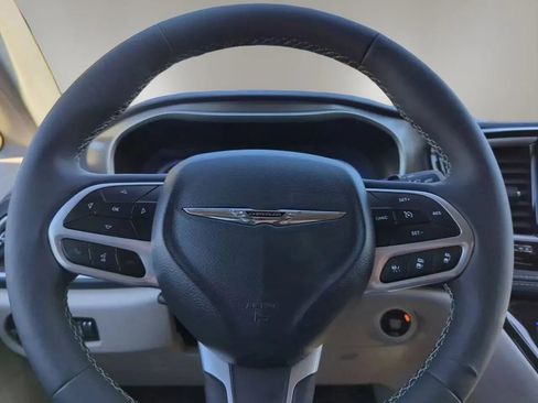 Used 2024 Chrysler Pacifica Limited FWD image 15