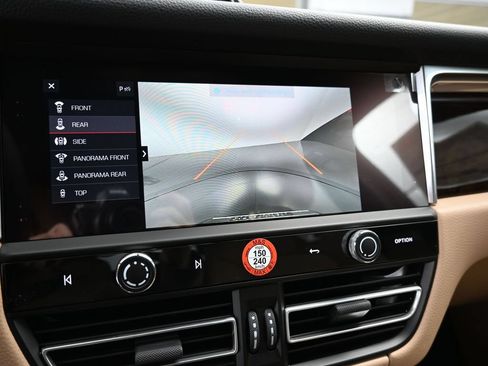 Certified 2025 Porsche Macan AWD/4WD image 26