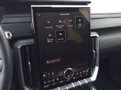 Used 2025 GMC Acadia Elevation image 17