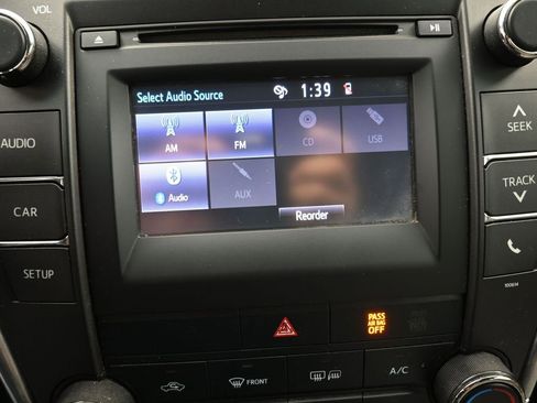 Used 2016 Toyota Camry SE image 5