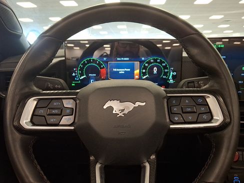 Used 2025 Ford Mustang Convertible RWD image 17