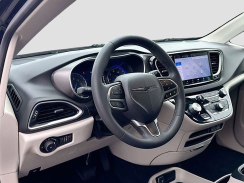 Used 2024 Chrysler Pacifica Touring-L image 20
