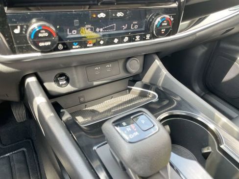 Used 2025 Nissan Rogue SL w/ Tech Package image 23