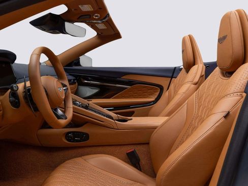 Used 2024 Aston Martin DB12 Convertible image 16
