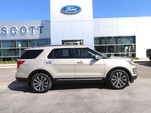 Used 2017 Ford Explorer Platinum image 17