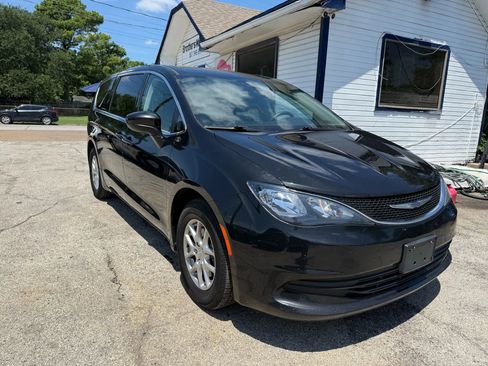 Used 2020 Chrysler Voyager LX image 3