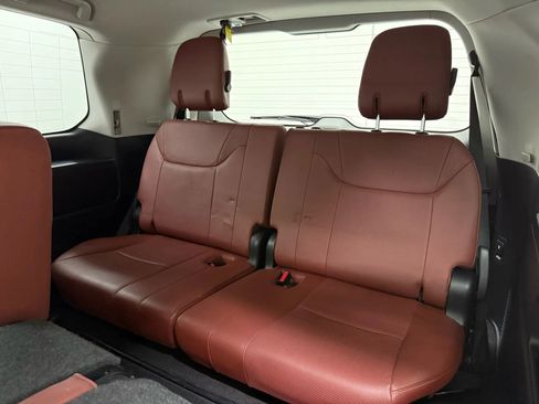 Used 2020 Lexus LX 570 4WD w/ 3rd Row & Luxury Pkg image 19