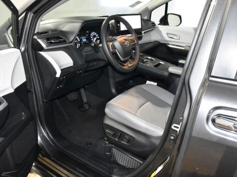 Used 2025 Toyota Sienna XLE FWD image 23