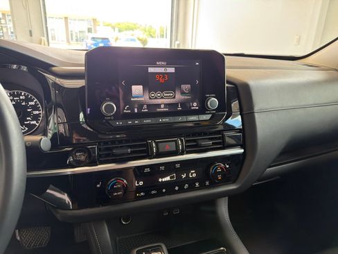 Used 2025 Nissan Pathfinder SV AWD/4WD image 27