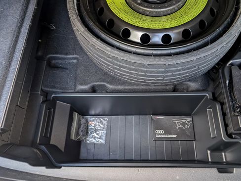 Used 2021 Audi e-tron Premium w/ Towing Package image 93