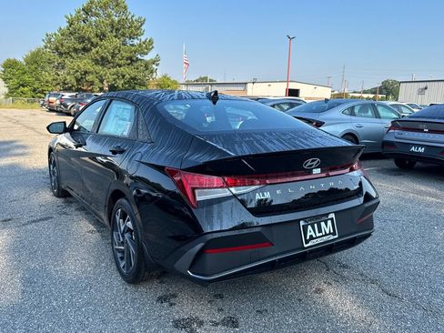 New 2025 Hyundai Elantra SEL image 3