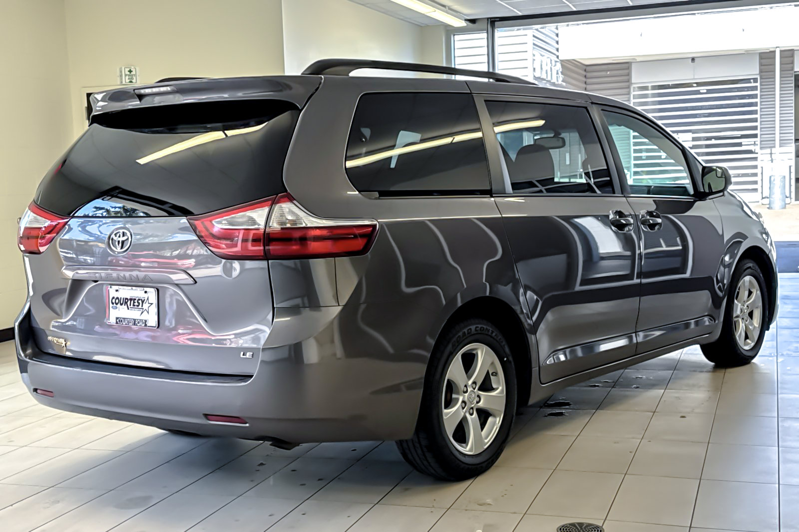Used 2017 Toyota Sienna LE FWD image 4