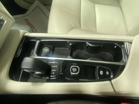 Certified 2025 Volvo XC90 B5 Core w/ Protection Package Premier AWD/4WD image 25