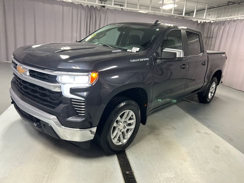 Used 2022 Chevrolet Silverado 1500 LT w/ Convenience Package II AWD/4WD image 3