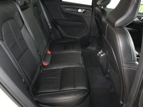 Used 2022 Volvo XC40 T5 Momentum image 47