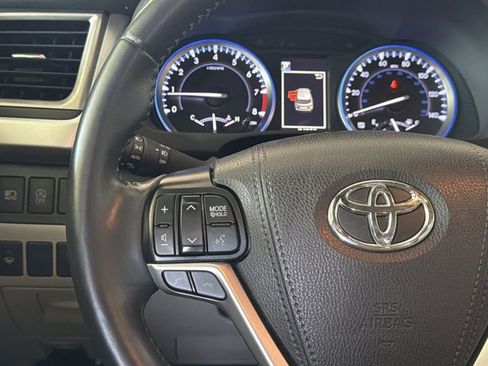 Used 2019 Toyota Highlander XLE FWD image 15