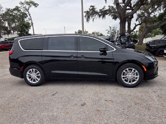 New 2027 Chrysler Pacifica Select FWD image 9