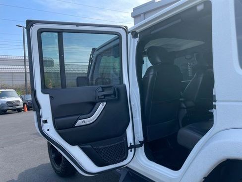 Used 2017 Jeep Wrangler Unlimited Sahara w/ Dual Top Group AWD/4WD image 28