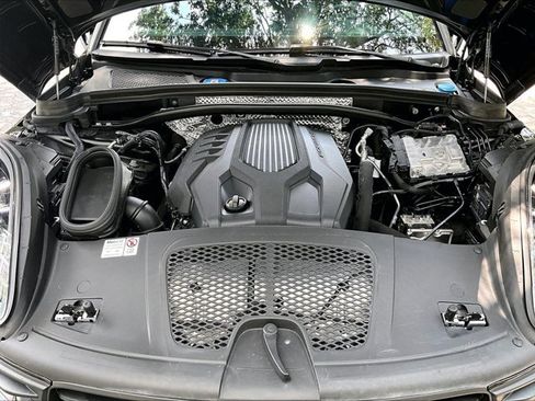 Used 2024 Porsche Macan AWD/4WD image 11