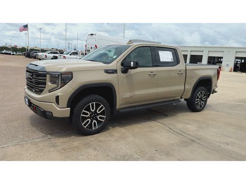 Used 2022 GMC Sierra 1500 AT4 w/ AT4 Premium Package AWD/4WD image 4