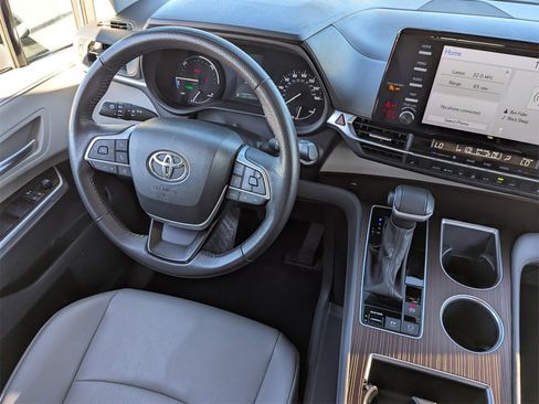 Used 2024 Toyota Sienna XLE image 18