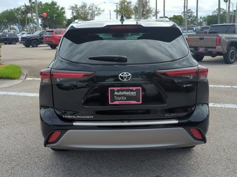 New 2026 Toyota Highlander Platinum image 12