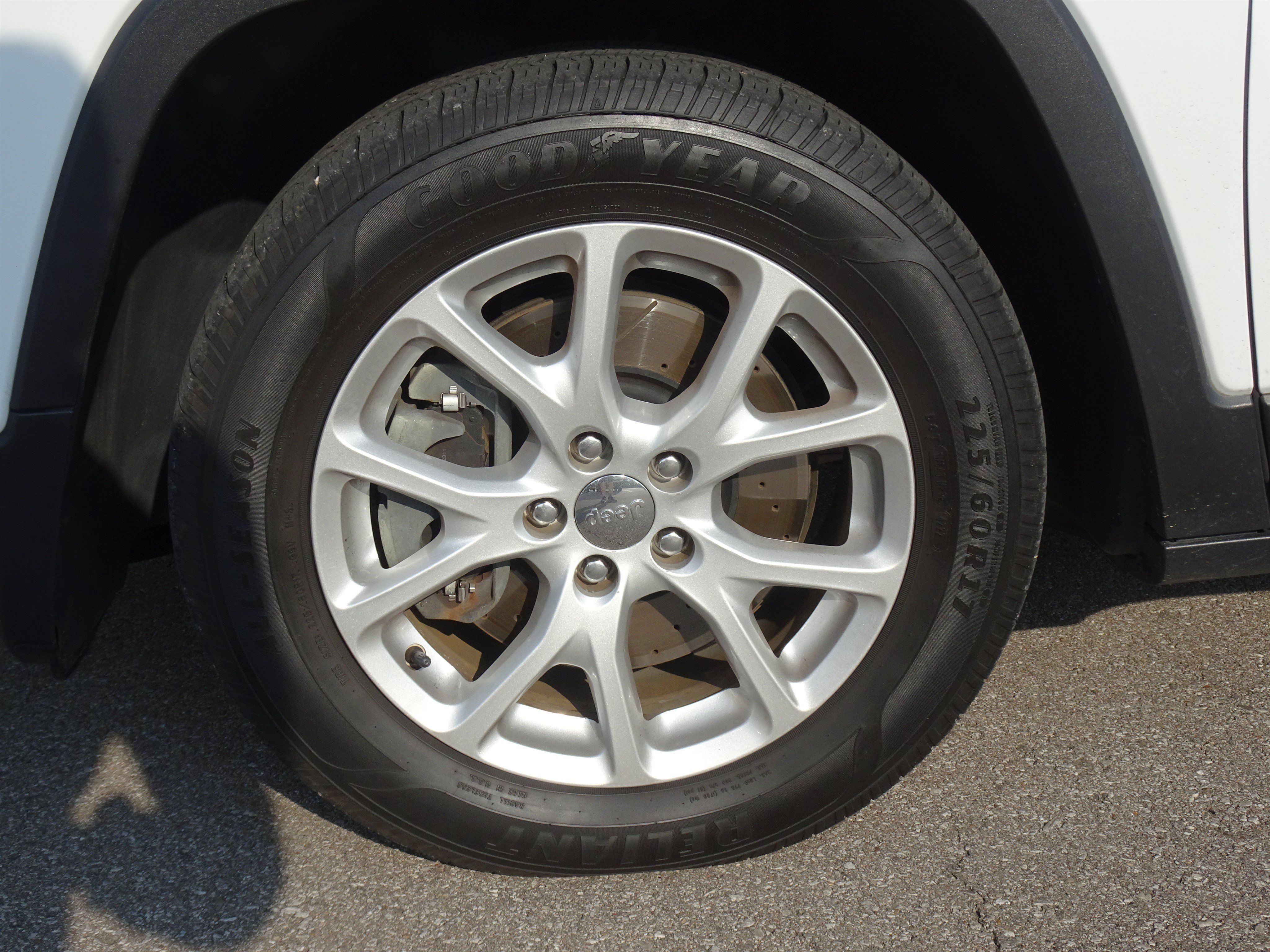 Used 2018 Jeep Cherokee Latitude Plus w/ Comfort/Convenience Group FWD image 10