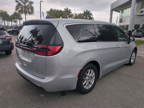 Used 2023 Chrysler Pacifica Touring-L image 5