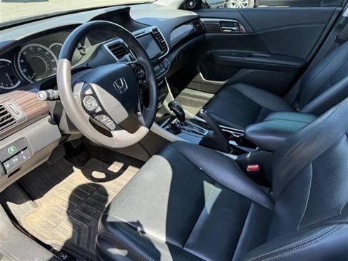 Used 2016 Honda Accord Touring image 2