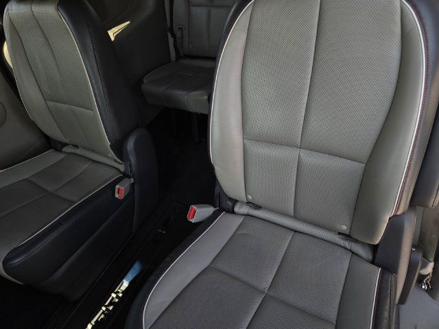 Used 2017 Kia Sedona LX w/ LX Essentials Premium Package FWD image 11