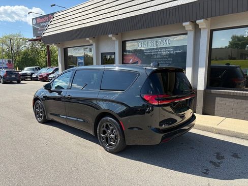 Used 2023 Chrysler Pacifica Touring-L w/ S Appearance Package FWD image 3