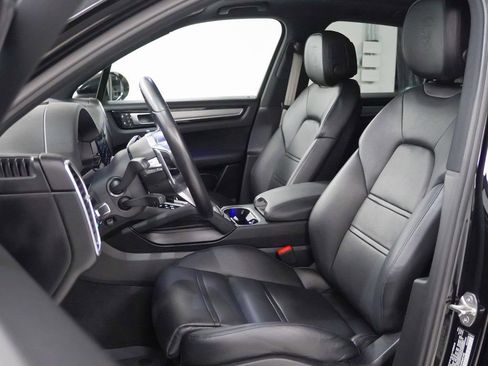 Certified 2023 Porsche Cayenne Platinum Edition image 5