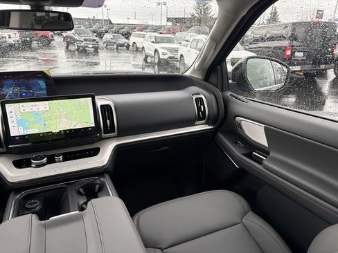 New 2025 Ford Expedition Active image 25