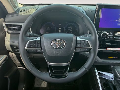 New 2026 Toyota Highlander Platinum image 12