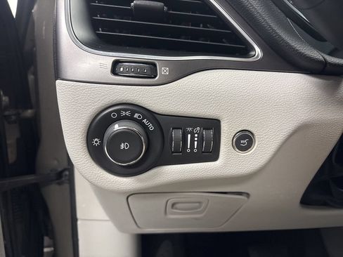 Used 2020 Jeep Cherokee Latitude Plus w/ Comfort/Convenience Group AWD/4WD image 18